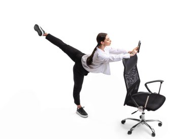 Genç bir kadın, sandalyeye yaslanan, sicimin üzerinde duran ve beyaz arka planda izole edilmiş abaküse güvenen bir işçi. Rahat ofis mobilyaları. İş anlayışı, ofis hayatı, başarı, bale, reklam