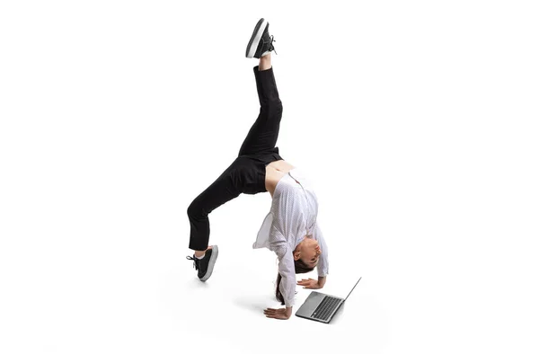 Jovem Flexível Trabalhando Com Laptop Isolado Sobre Fundo Estúdio Branco — Fotografia de Stock