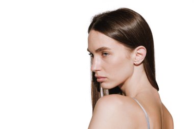 Beyaz arka planda izole edilmiş güzel bir genç kızın portresi. Kozmetik ameliyatlar, güzellik aşıları. Güzellik kavramı, doğal ten, kozmetik, spa, plastik sugery. İlan için alanı kopyala