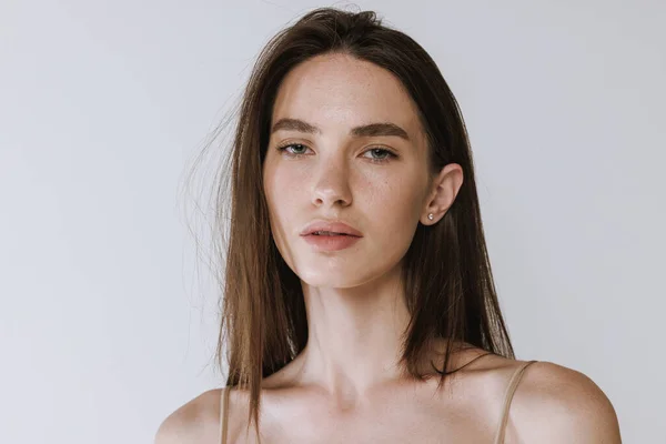 Retrato Tierna Joven Con Hermosos Ojos Grises Maquillaje Desnudo Posando —  Fotos de Stock