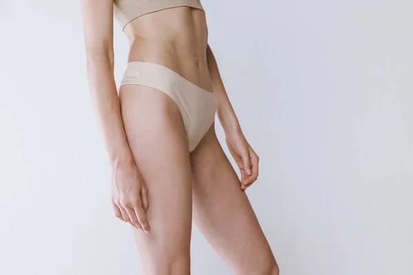 스튜디오 배경으로 속옷을 여성의 엉덩이가 얼룩덜룩 이미지 육만들기 아름다움 관리의 — 스톡 사진
