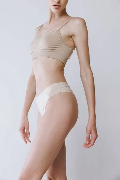 Przycięty Obraz Szczupłego Kobiecego Ciała Brzucha Pośladków Bieliźnie Odizolowanych Szarym — Zdjęcie stockowe