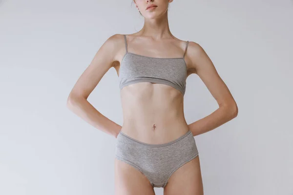Oříznuté Ženské Tělo Pohodlném Bavlněném Spodním Prádle Izolovaném Přes Šedé — Stock fotografie