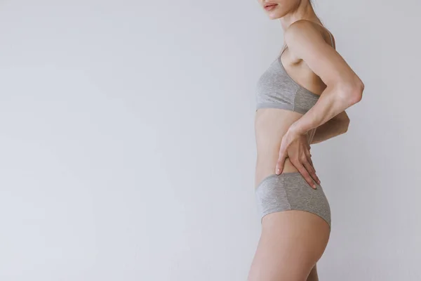 Boční Pohled Štíhlé Ženské Tělo Spodním Prádle Izolované Přes Šedé — Stock fotografie