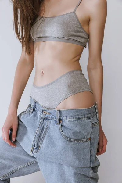 Imagen Recortada Cuerpo Delgado Femenino Jeans Gran Tamaño Ropa Interior —  Fotos de Stock