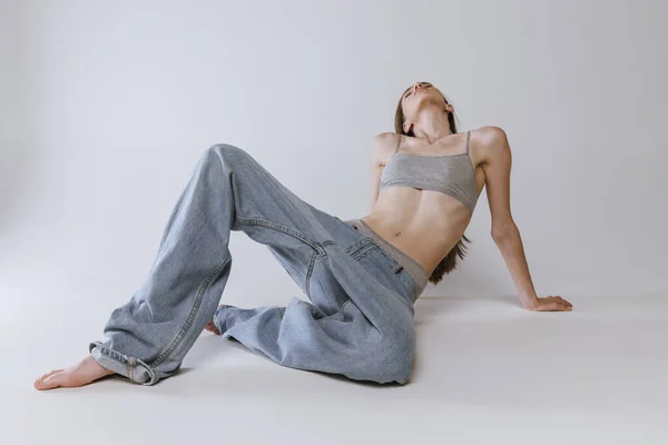 Retrato Una Joven Hermosa Acostada Suelo Posando Jeans Top Ropa —  Fotos de Stock