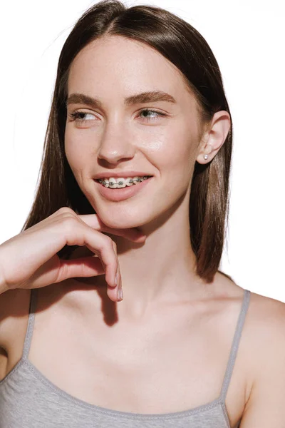 面带微笑的女孩在白色背景下被隔离的画像 有牙齿护理的完美笑容 自然肌肤 口腔医学 塑料糖业的概念 广告的复制空间 — 图库照片