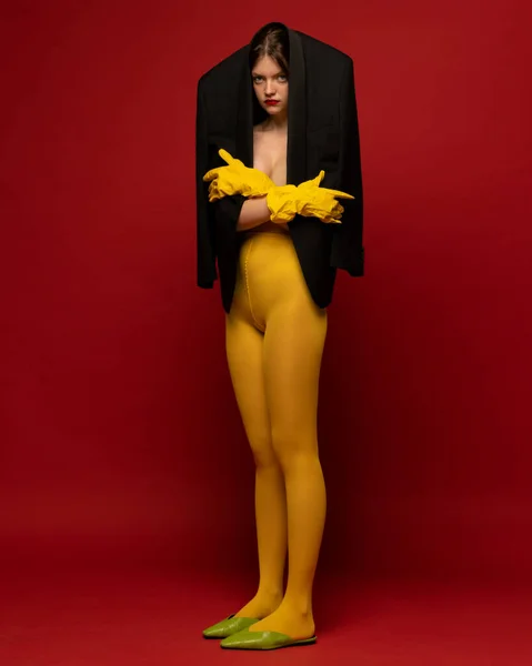 Retrato Niña Chaqueta Negra Gran Tamaño Medias Amarillas Posando Aisladas — Foto de Stock