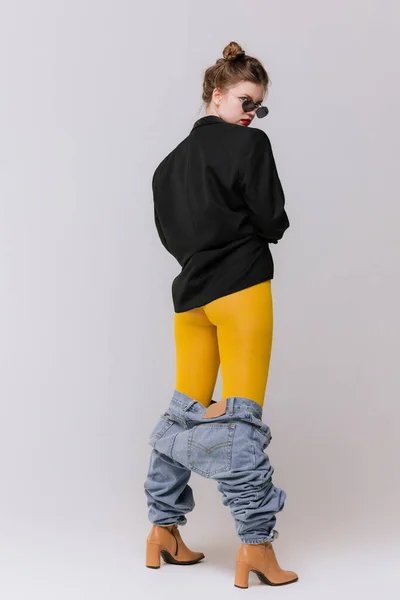 Porträt Eines Jungen Mädchens Das Gelben Strumpfhosen Heruntergelassenen Jeans Und — Stockfoto