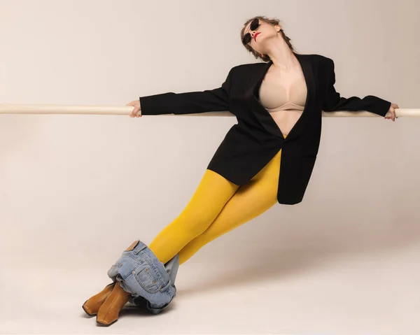 Retrato Menina Posando Meias Amarelas Jeans Caiu Botas Isoladas Sobre — Fotografia de Stock