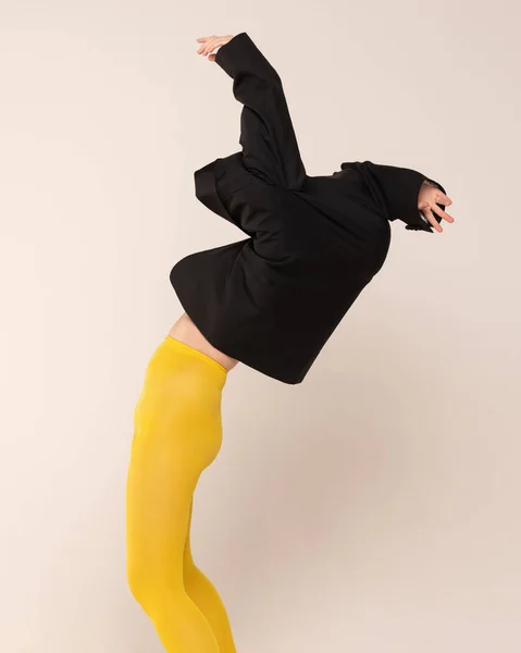 Retrato Niña Medias Amarillas Posando Enredada Chaqueta Negra Aislada Sobre — Foto de Stock