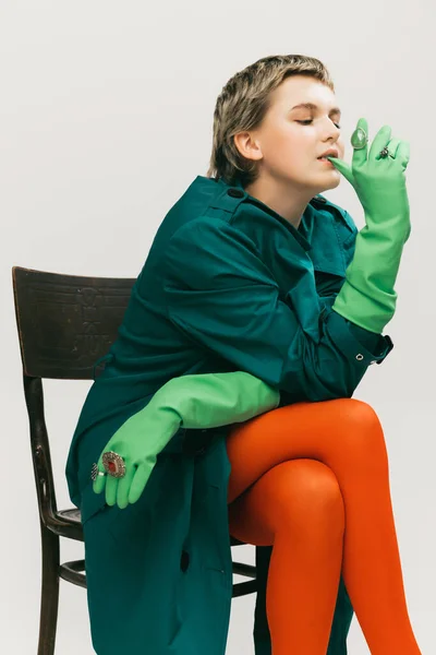 Ritratto Giovane Ragazza Cappotto Verde Calzamaglia Arancione Guanti Gomma Seduta — Foto Stock