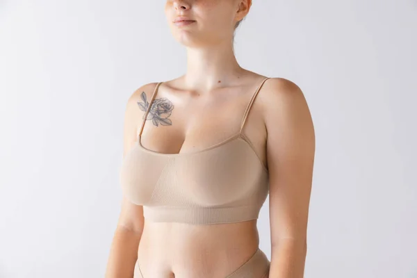 Kırpılmış Kadın Vücudu Rahat Pamuklu Çamaşırı Giymiş Göğüsler Gri Stüdyo — Stok fotoğraf
