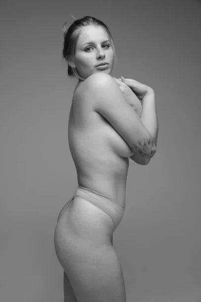 Πορτρέτο Της Νεαρής Όμορφης Γυναίκας Που Ποζάρει Γυμνή Εσώρουχα Ασπρόμαυρη — Φωτογραφία Αρχείου
