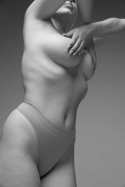 Όμορφο Γυναικείο Σώμα Στήθος Κοιλιά Και Γλουτούς Ασπρόμαυρη Φωτογραφία Φυσικό — Φωτογραφία Αρχείου