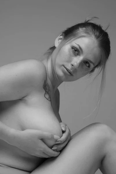 Retrato Una Joven Mujer Tierna Mirando Cámara Posando Fotografía Blanco —  Fotos de Stock