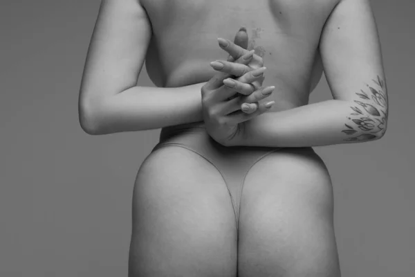 Καλλιεργημένη Οπίσθια Όψη Της Γυναικείας Πλάτης Και Των Γλουτών Ασπρόμαυρη — Φωτογραφία Αρχείου