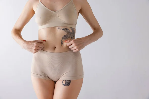 Vágott Kép Női Testről Hasa Szürke Stúdió Háttér Felett Elszigetelve — Stock Fotó