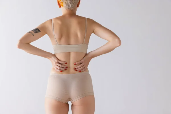 Oříznutý Obraz Ženského Těla Zadní Hýždě Béžovém Spodním Prádle Izolovaném — Stock fotografie