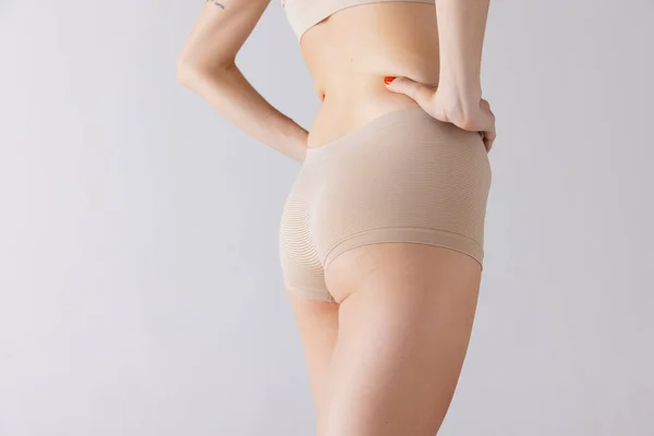 Immagine Ritagliata Del Corpo Femminile Glutei Biancheria Intima Beige Isolati — Foto Stock