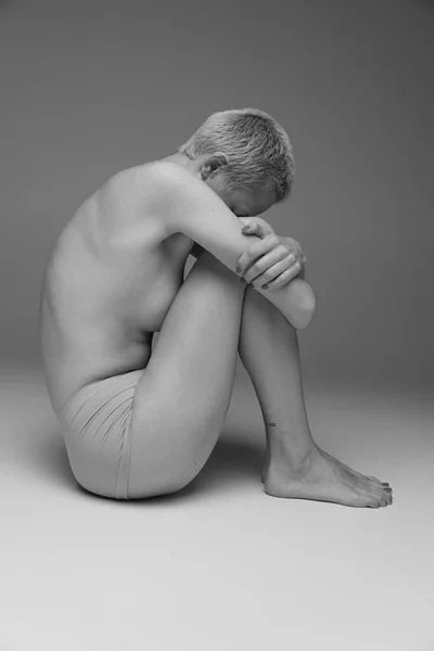 Retrato Una Joven Hermosa Mujer Con Pelo Corto Posando Ropa — Foto de Stock