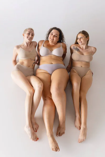 Groepsportret Van Mooie Vrouwen Die Poseren Ondergoed Geïsoleerd Een Grijze — Stockfoto