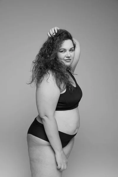 Retrato Una Joven Hermosa Mujer Con Pelo Rizado Posando Ropa —  Fotos de Stock