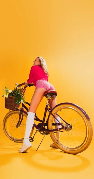Ritratto Bella Ragazza Abito Rosa Posa Con Bici Retrò Isolato — Foto Stock