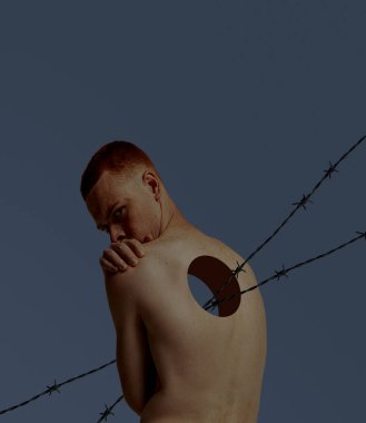 Çağdaş sanat kolajı. Genç adamın kavramsal görüntüsü ve keskin tellerle vücuduna delik açıyor. Parçalanmış iç dünya. İç dünya kavramı, duygular, psikoloji, duygular, yaratıcılık