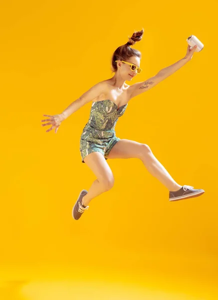 Retrato Larga Duración Una Hermosa Joven Posando Salto Aislado Sobre — Foto de Stock