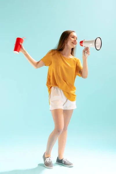 Retrato Comprimento Total Menina Bonita Jovem Pano Casual Gritando Megafone — Fotografia de Stock