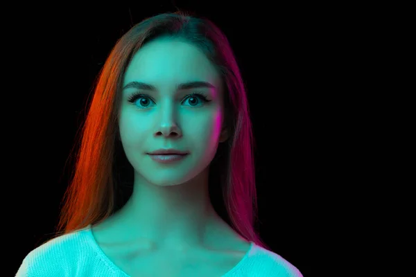 Retrato Una Joven Hermosa Niña Mirando Atentamente Cámara Posando Aislada — Foto de Stock