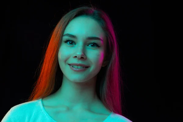 Retrato Joven Hermosa Chica Sonriendo Cámara Posando Aislado Sobre Fondo —  Fotos de Stock