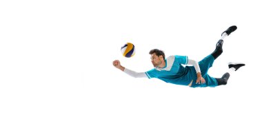 Genç bir adamın portresi, hareket halindeki voleybol oyuncusu, antrenman, beyaz stüdyo arka planında soyutlanmış bir şekilde oynamak. Spor, aksiyon, takım oyunu, aktif yaşam tarzı, sağlık, hobi, reklam. Broşür resmi