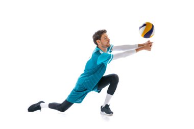 Genç konsantre bir adamın portresi, hareket halindeki voleybol oyuncusu, antrenman, beyaz stüdyo arka planında soyutlanmış bir şekilde oynamak. Spor, eylem, takım oyunu, aktif yaşam tarzı, sağlık, hobi, reklam