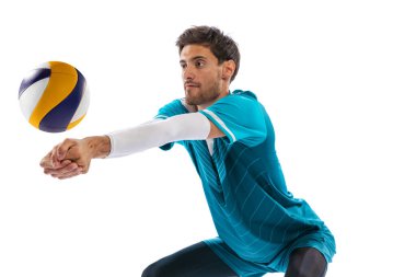Genç bir adamın portresi, hareket halindeki voleybol oyuncusu, antrenman, beyaz stüdyo arka planında soyutlanmış bir şekilde oynamak. Top servisi. Spor, eylem, takım oyunu, aktif yaşam tarzı, sağlık, hobi, reklam