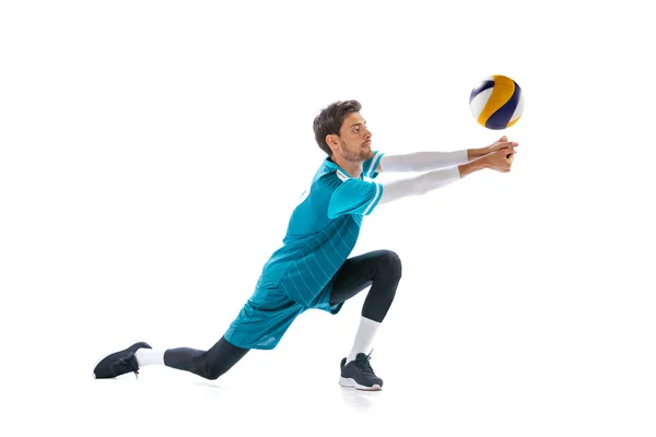 Retrato Joven Hombre Concentrado Jugador Voleibol Movimiento Entrenamiento Jugando Aislado —  Fotos de Stock