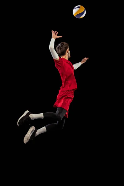 Portré Fiatal Férfi Röplabda Játékos Mozgásban Edzés Játék Elszigetelt Fekete — Stock Fotó
