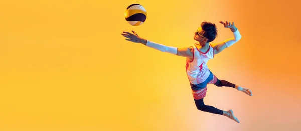 Портрет Молодого Чоловіка Пляжного Волейболіста Русі Тренуванні Ізольованому Жовтому Тлі — стокове фото