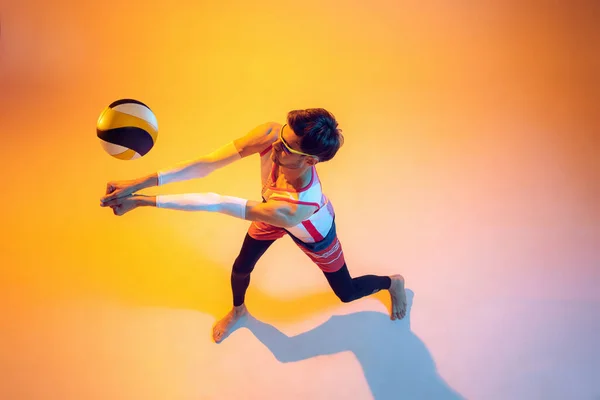 年轻男子的画像 沙滩排球运动员在运动 在霓虹灯下在黄色背景上打隔离球 团队游戏 积极的生活方式 业余爱好 广告的概念 — 图库照片
