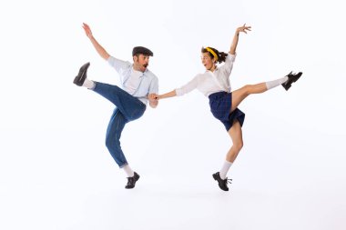 Güzel bir çiftin portresi, beyaz stüdyo arka planında izole edilmiş bir şekilde dans eden erkek ve kadın. Duygular. Klasik moda, hobi, aktivite, sanat, müzik, parti, yaratıcılık ve reklam kavramı