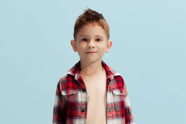 Retrato Niño Pequeño Niño Con Camisa Cuadros Mirando Cámara Apenas — Foto de Stock
