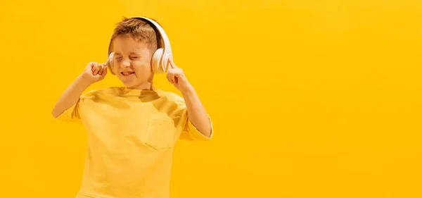 Retrato Menino Alegre Criança Camiseta Brilhante Ouvindo Música Fones Ouvido — Fotografia de Stock
