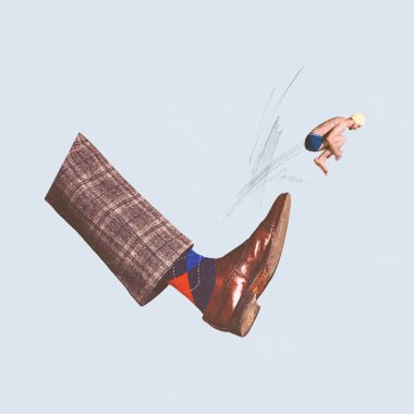 Çağdaş sanat kolajı. Erkek bacağıyla yaratıcı tasarım mayo giyen adama tekmeyi basıyor. Dalıyoruz. Yaz konsepti, tatil, yaratıcılık, eğlence, eski tarz, moda. İlan için boşluk kopyala, poster