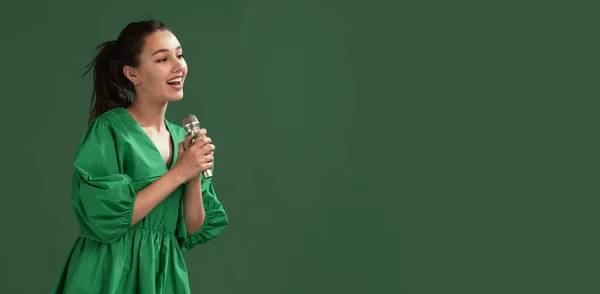 Портрет Прекрасної Молодої Дівчини Яка Одягається Співає Мікрофоні Ізольованому Зеленому — стокове фото