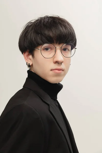 Portrait Young Stylish Man Piercing Glasses Posing Looking Camera Isolated — ストック写真
