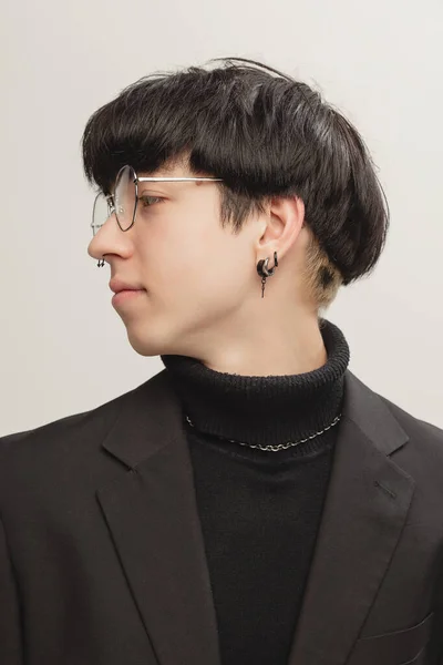 Portrait Young Stylish Man Piercing Glasses Posing Isolated Grey Studio — Zdjęcie stockowe