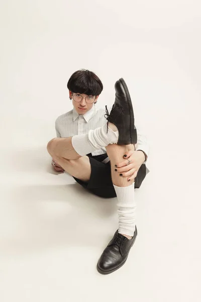 Portrait Young Man Black White Outfit Glasses Sitting Floor Posing — Stok fotoğraf