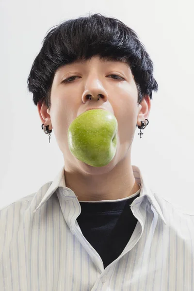 Προσωπογραφία Του Νεαρού Άνδρα Πουκάμισο Που Ποζάρει Μήλο Απομονωμένο Γκρι — Φωτογραφία Αρχείου