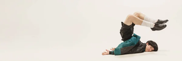Retrato Jovem Elegante Roupa Preta Casaco Verde Deitado Chão Com — Fotografia de Stock